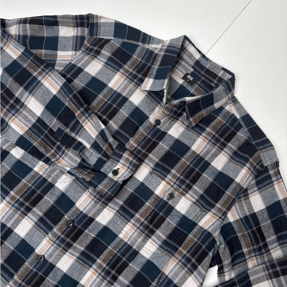 Uniqlo Mens Plaid Flannel Button Up Shirt Navy Blue White Tan 441777 Size M